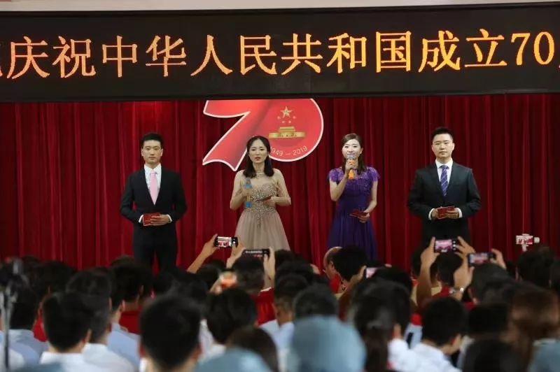 哈尔滨又“整活”了 松花江畔出现多个“太空舱”